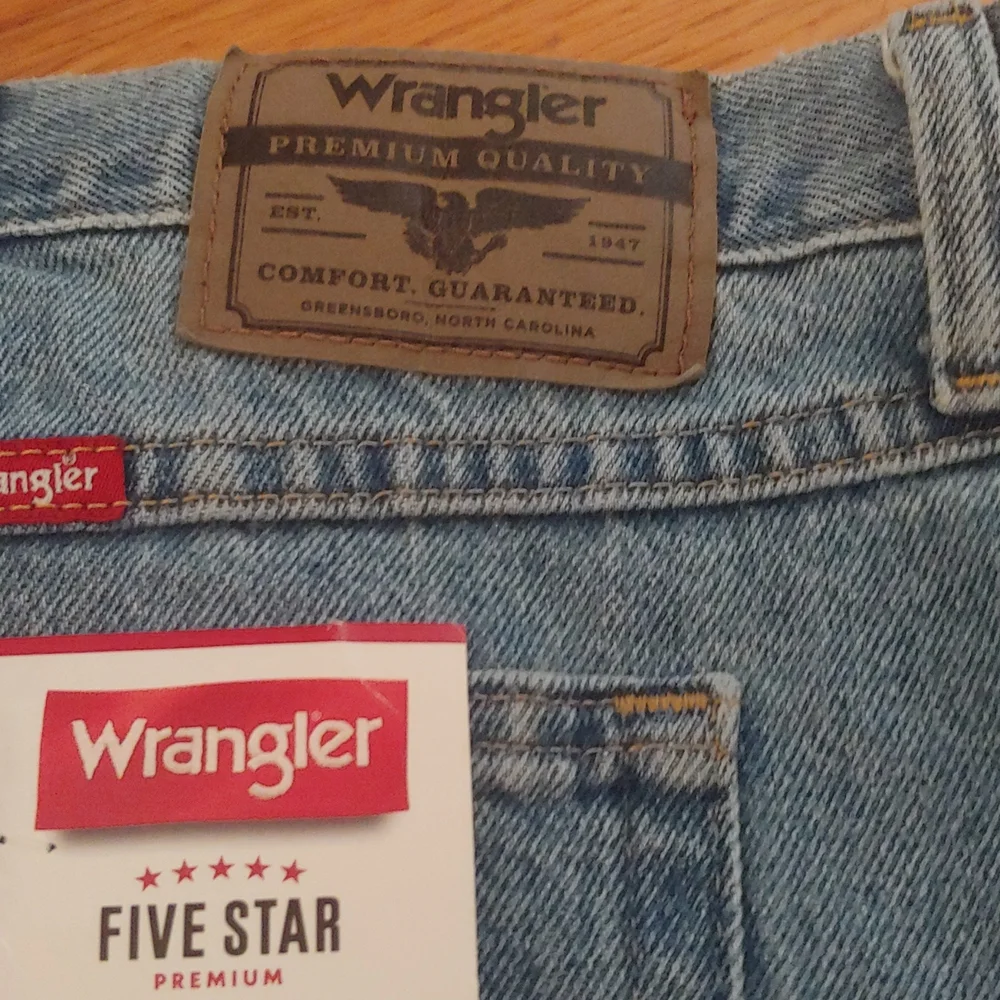 Wrangler Classic 5 pocket Medium Wash Jeans. Size 44x30 Regular Fit